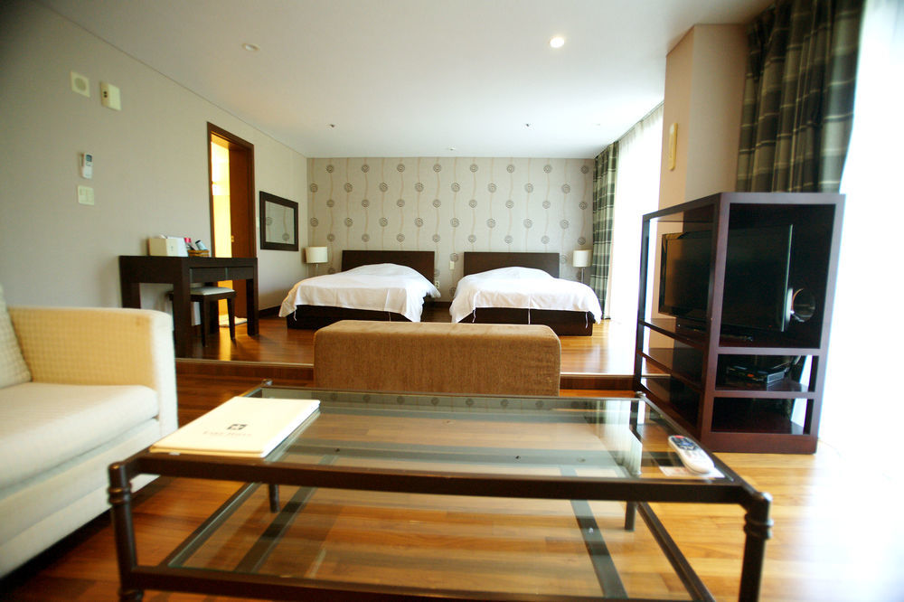 סאוגוויפו Lake Hills Jeju Resort מראה חיצוני תמונה