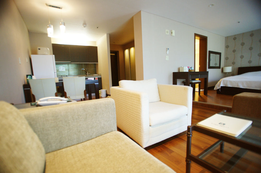 סאוגוויפו Lake Hills Jeju Resort מראה חיצוני תמונה