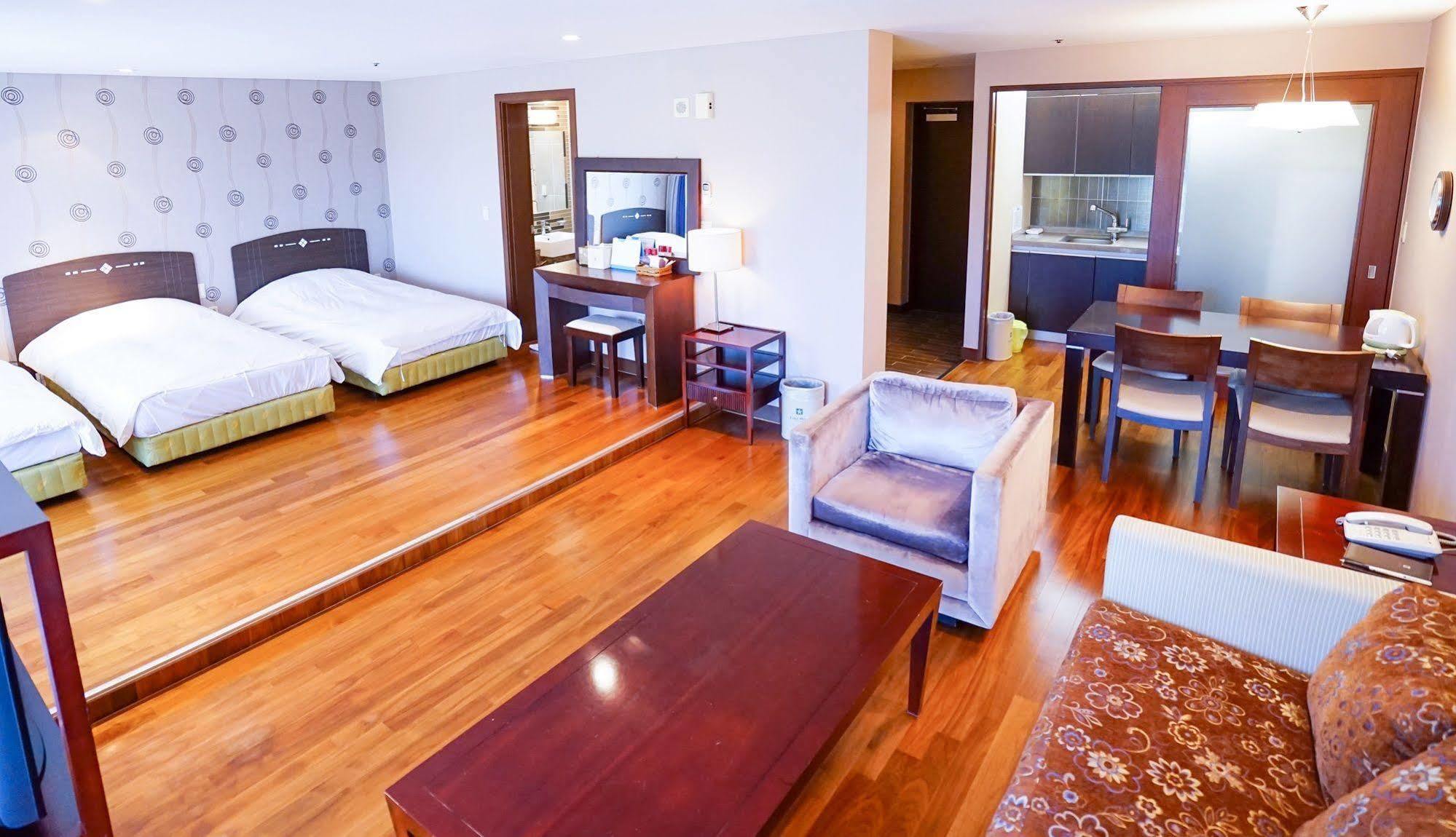 סאוגוויפו Lake Hills Jeju Resort מראה חיצוני תמונה