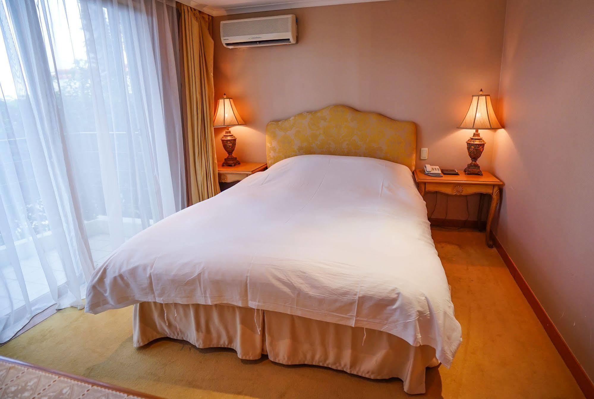 סאוגוויפו Lake Hills Jeju Resort מראה חיצוני תמונה