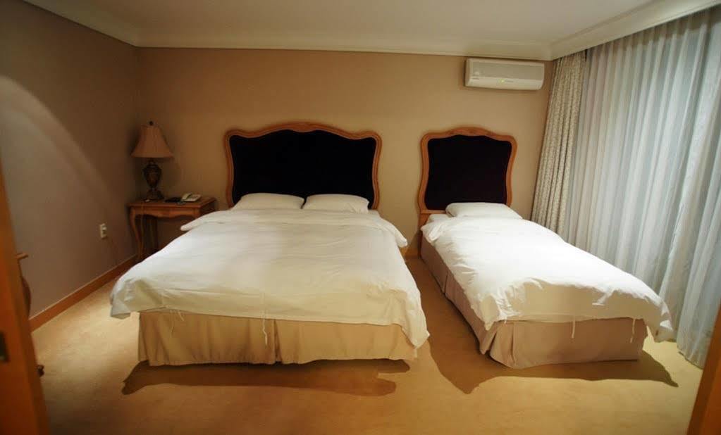 סאוגוויפו Lake Hills Jeju Resort מראה חיצוני תמונה